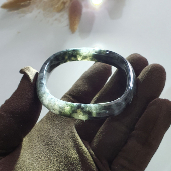 Translucent Icy Black with Green Jadeite “Art-De-Squarera” Bangle (JAC002906)
