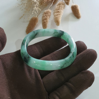 Translucent Brilliant Flower Green Jadeite “Art-De-Squarera” Bangle (JAC003023)